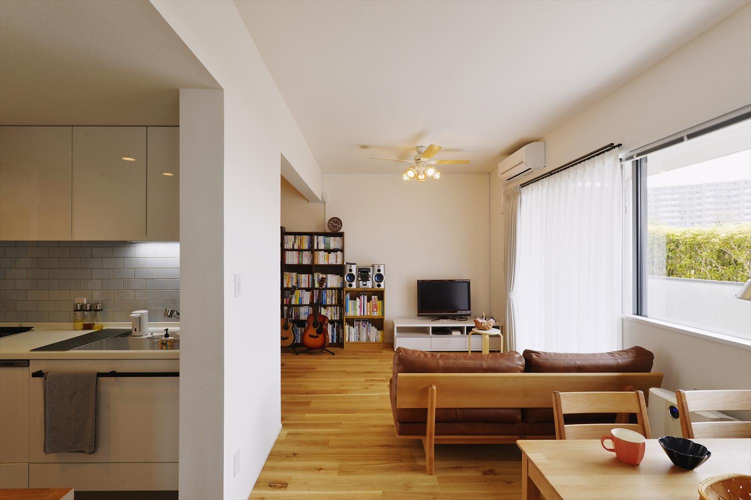 洋裁室側から見たLDK。リビングやダイニングで遊ぶお子さんの様子にも目が届く