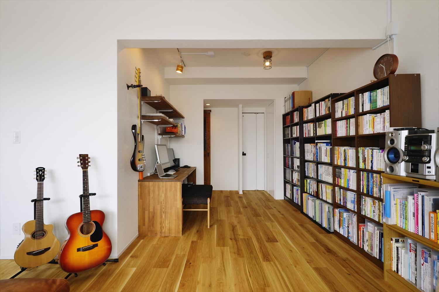 リビングの一角に書斎スペースを。趣味のギターも飾れるお気に入りスペース