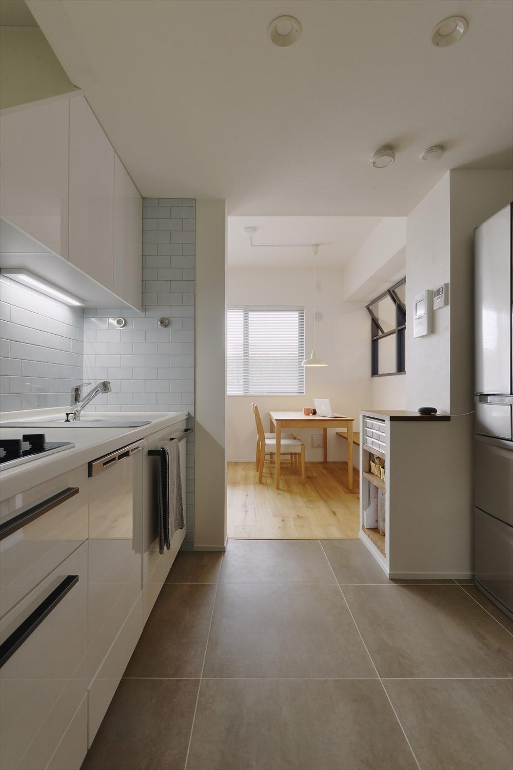 キッチンはコンパクトなI型に。背面には家電をまとめて置けるスペースをつくり、収納力もアップ