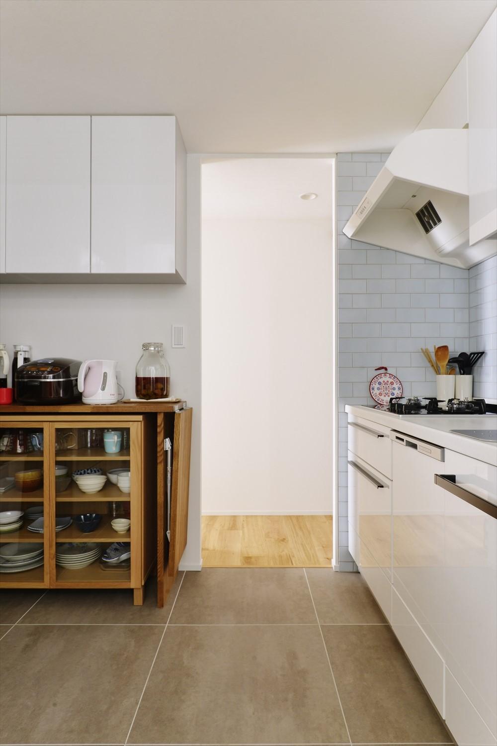 廊下側の壁を一部撤去して、キッチン〜玄関〜リビング・ダイニングへ回遊できる動線を設けた