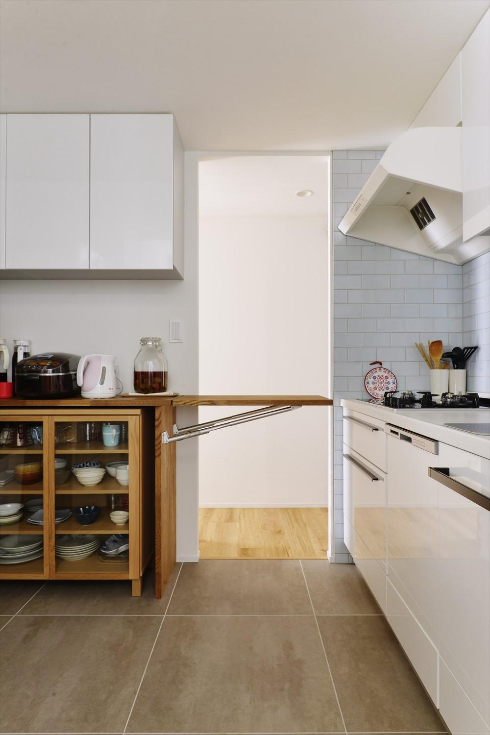 跳ね上げ式のカウンターで、作業スペースも確保