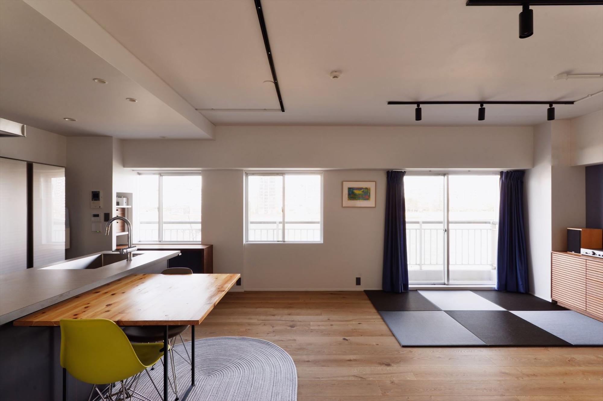 窓からの眺望がマンション購入の決め手に。その眺望を活かしたLDKをプラン。床はヴィンテージ仕上げの床暖房対応フローリングで仕上げた。