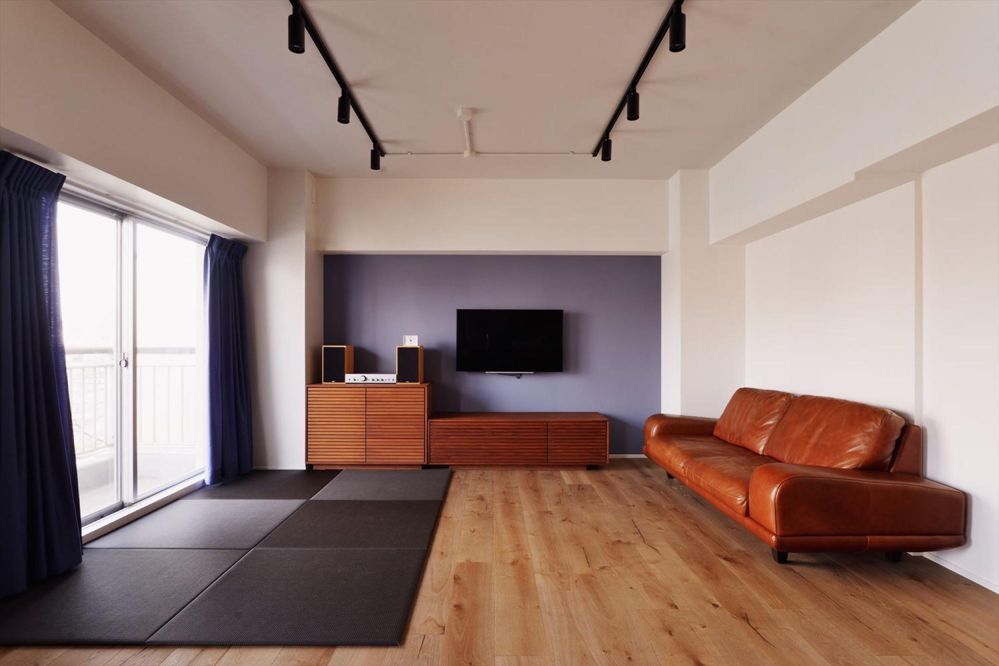 リビングの一面だけアクセントクロスを採用。ソファに座ると窓から川を行き交う船や緑を楽しめる。