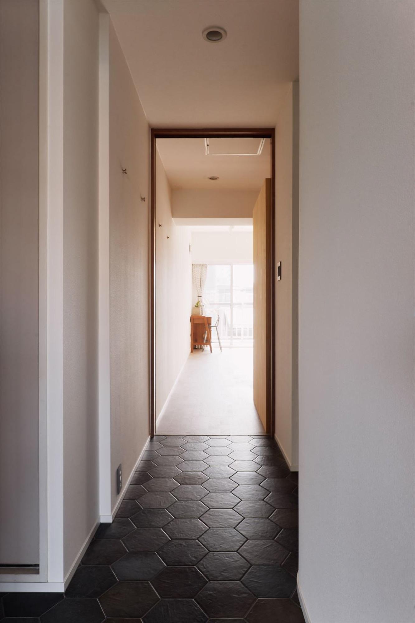 廊下の床は六角形のタイルに。キッチンも同じものを。箇所ごとに床材を貼り分けて雰囲気の変化を楽しまれている。