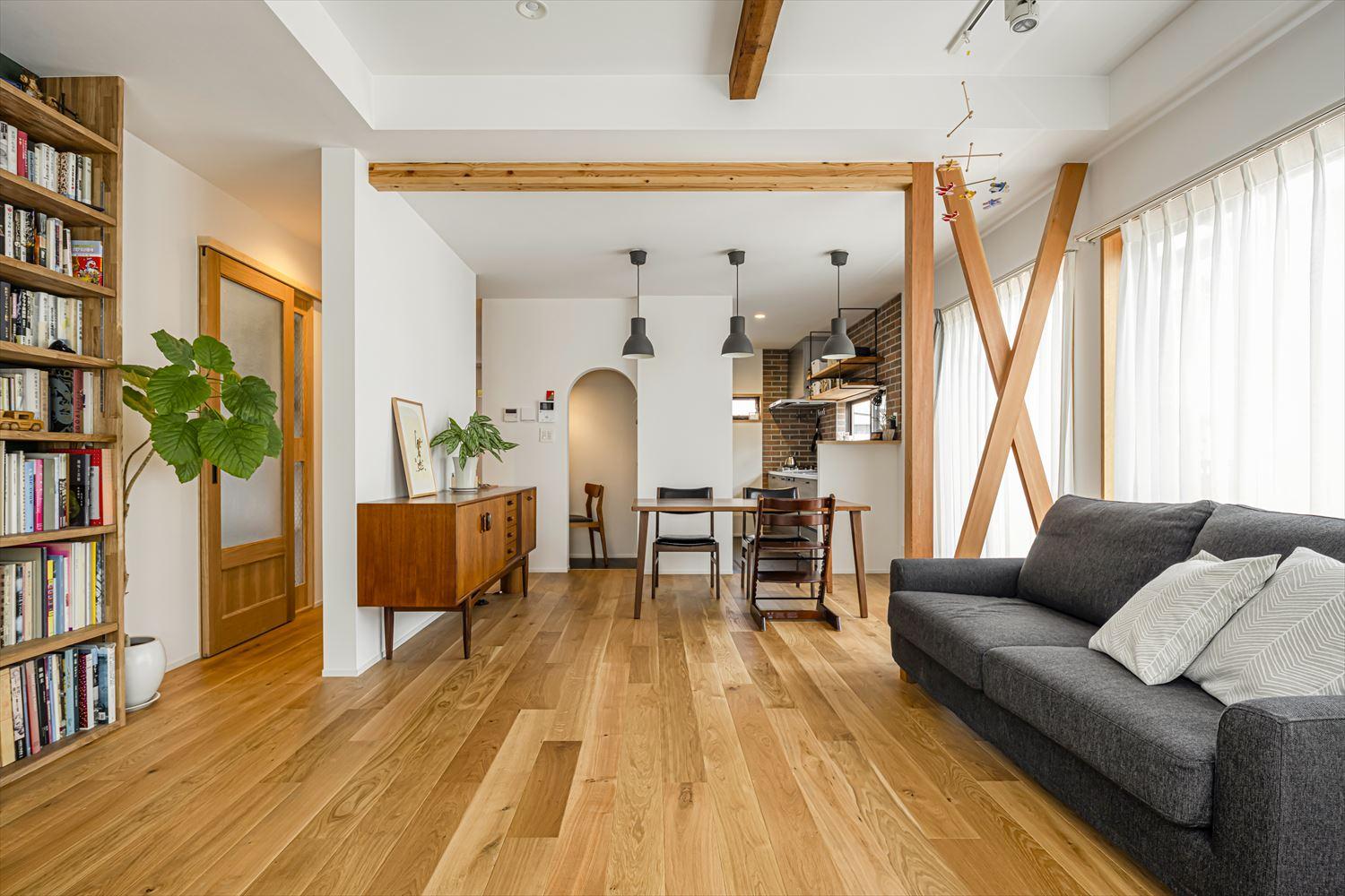 戸建ての良さを活かしつつ、以前の住まいでお気に入りだった内装も再現したLDK。床は床暖房対応のオーク三層フローリング