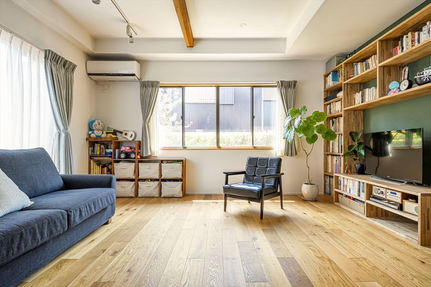 以前のリノベーションでも気に入っていたリビングの壁一面本棚を今回のリノベーションでも再現。