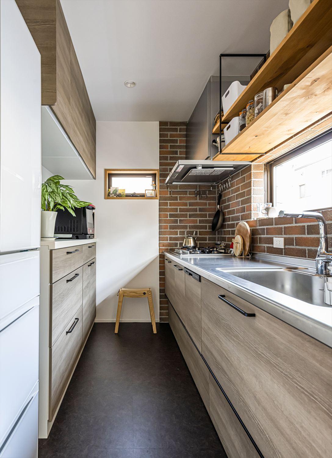 レンガ調タイルがアクセントになったキッチン。以前のマンションでも気に入っていたのでこちらも再現した