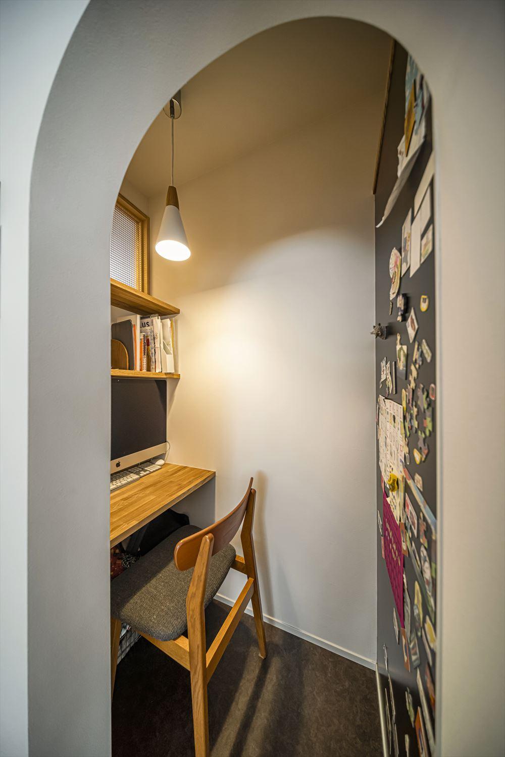 Rの入り口がかわいいキッチン横のちいさな書斎は奥さまお気に入りの籠もりスペースだそう