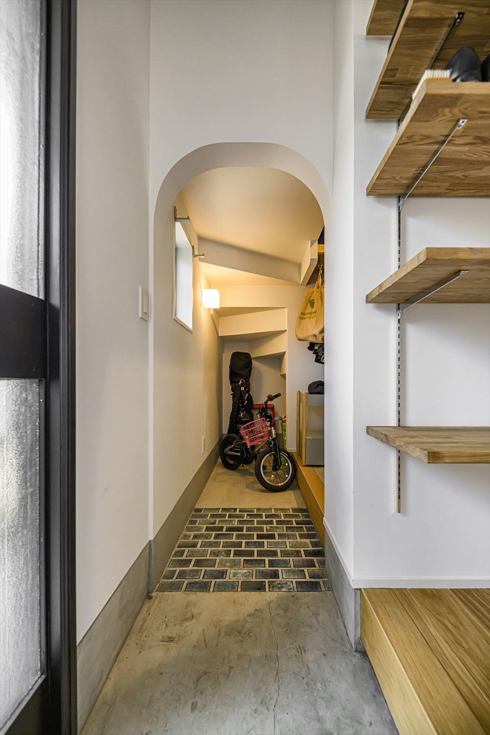 土間を広げてたっぷりの玄関収納を設けた