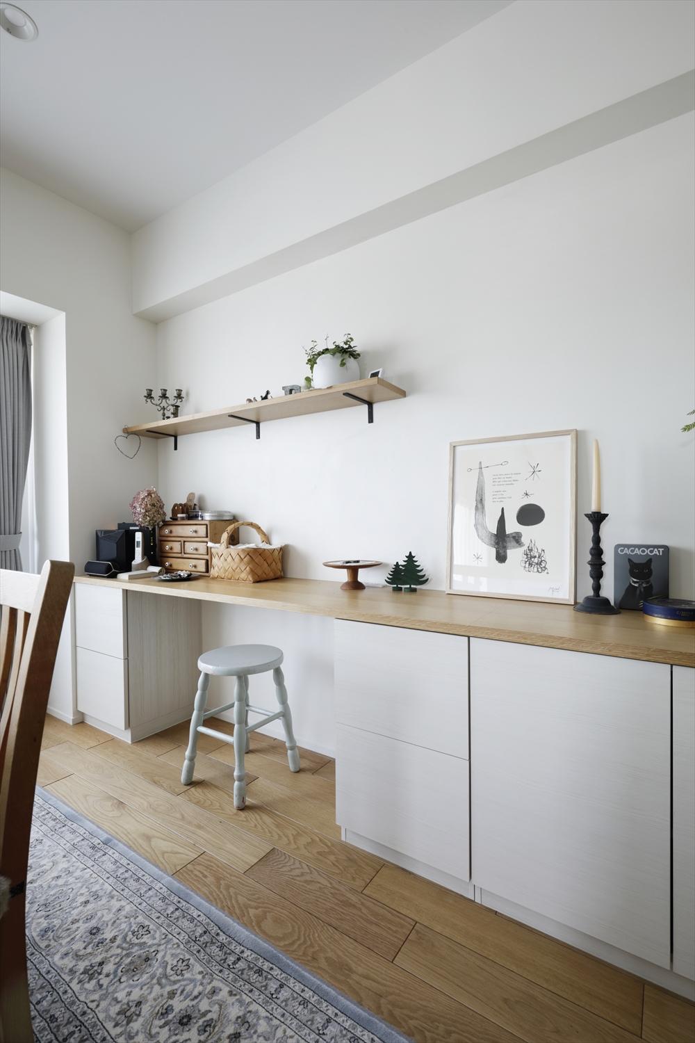 ダイニング背面にワークスペースをレイアウト。ちょっとした作業や趣味など多目的に使える嬉しいスペース。細々した書類や日用品をしまえる収納もたっぷり。