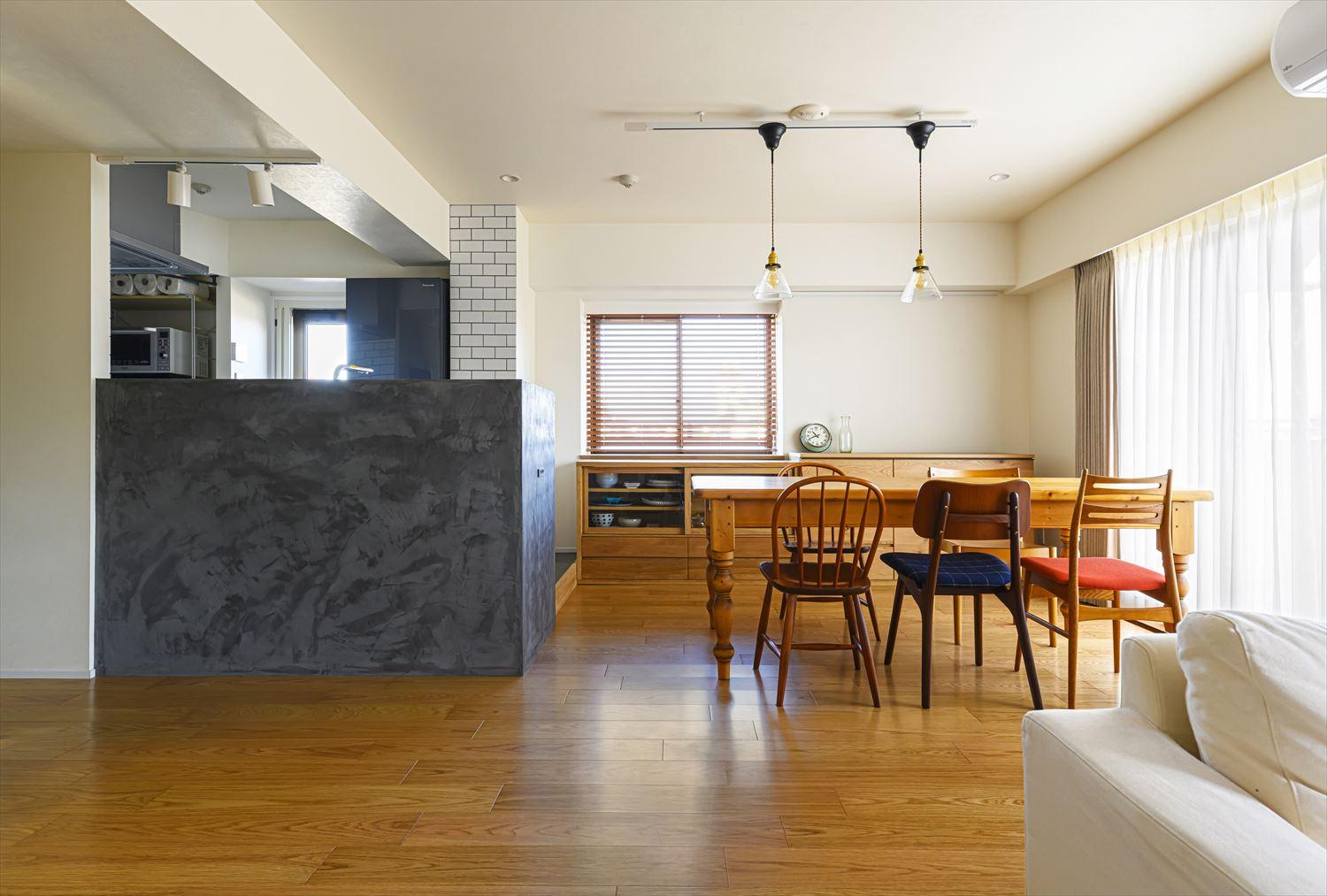 ご友人を招いて、みんなで団らんを楽しめる広々としたLDKをご希望だった。キッチンも家族を見守りながら作業できる位置に移動して向きを変えた。