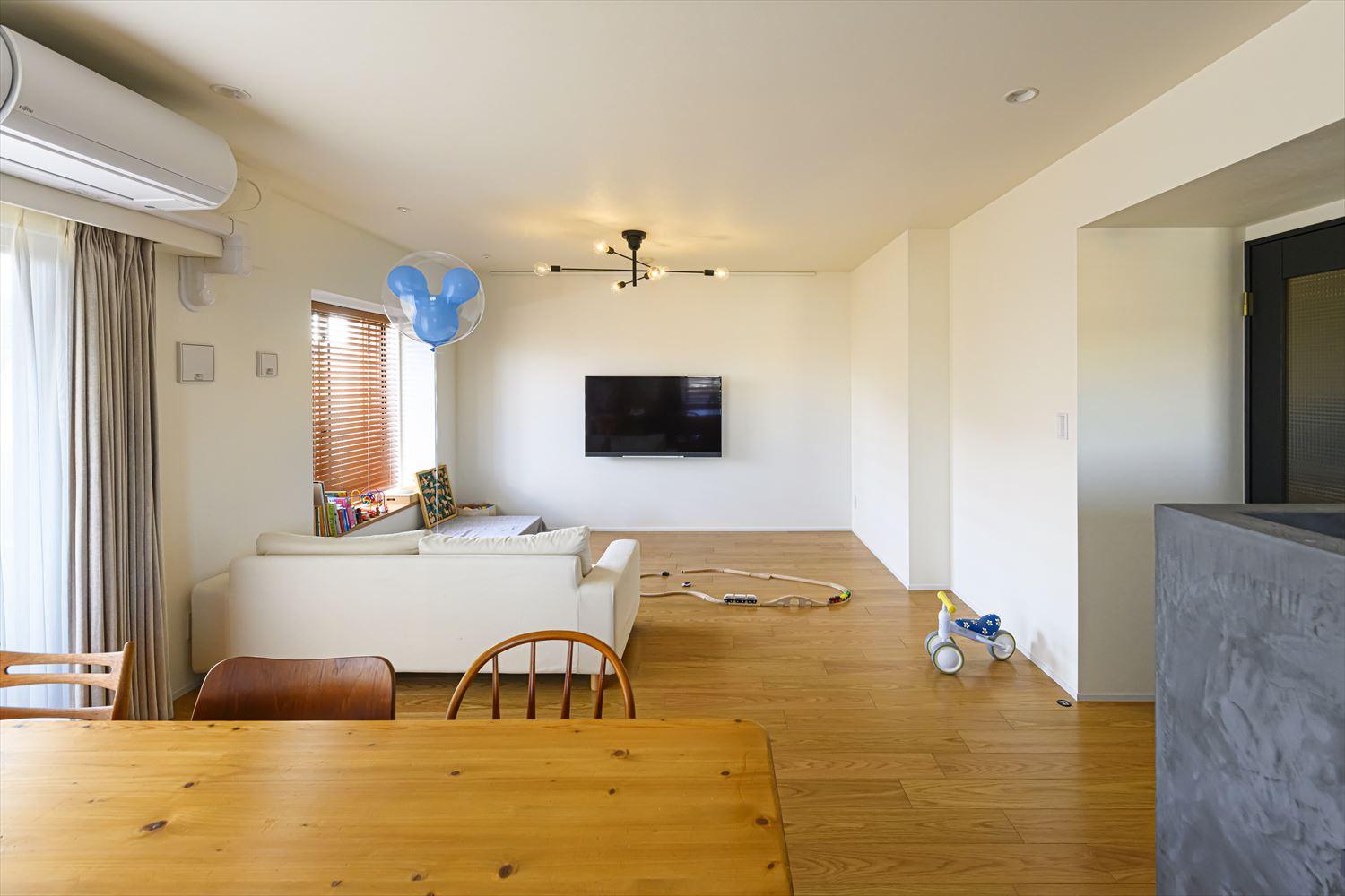 隣接していた和室部分をリビングに改修。大きなダイニングを置いても開放感のあるLDKを実現した。