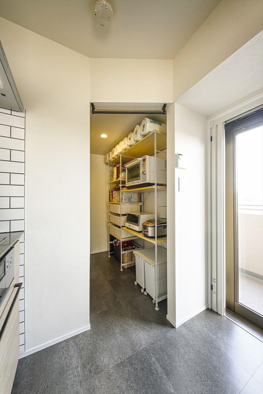 キッチンを移動してうまれたスペースに収納力のあるパントリーを設けた。