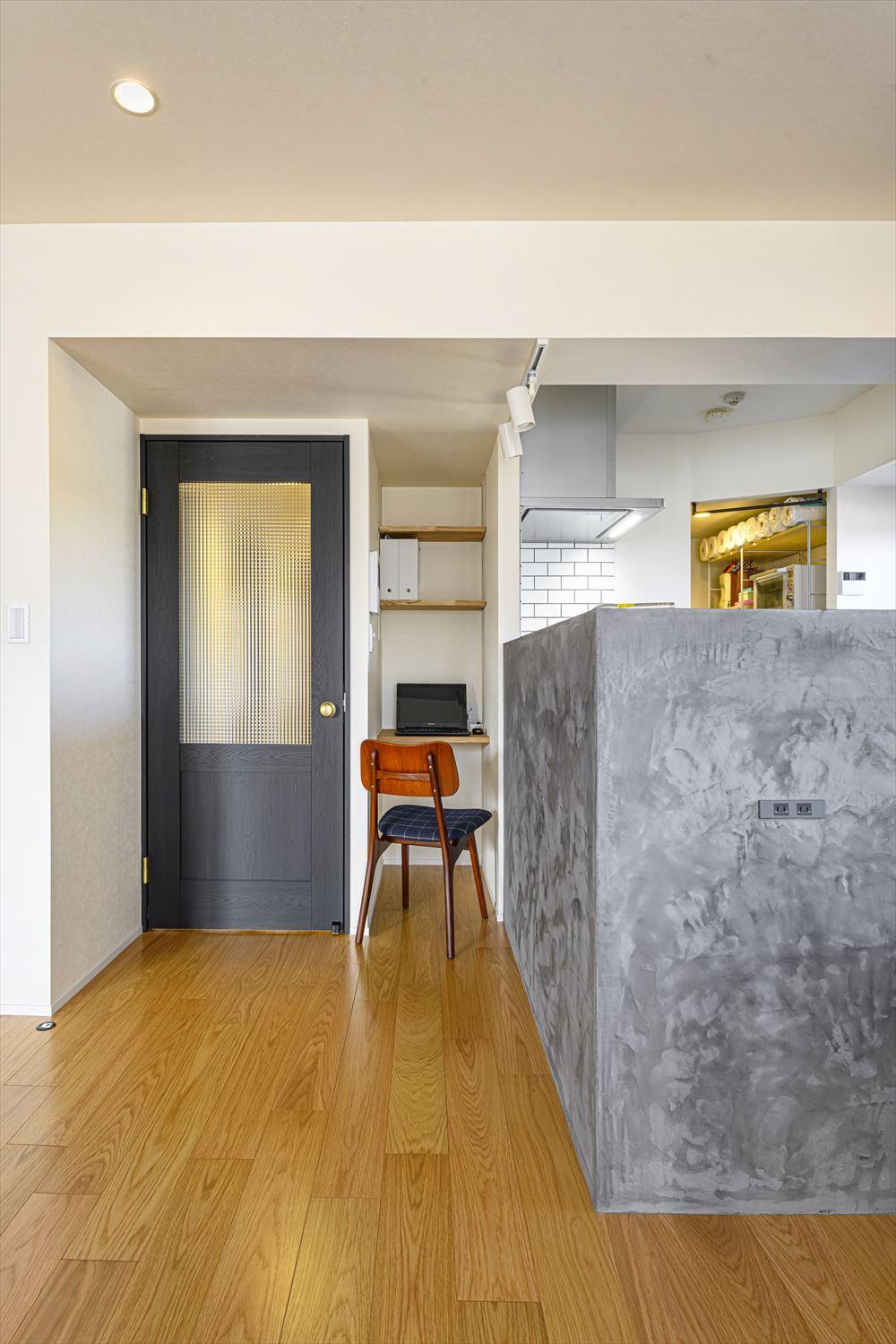 キッチンカウンタとドアとの間に生まれたスペースに、ワークスペースをつくった。小さいが籠もり感があり、集中できる場所。