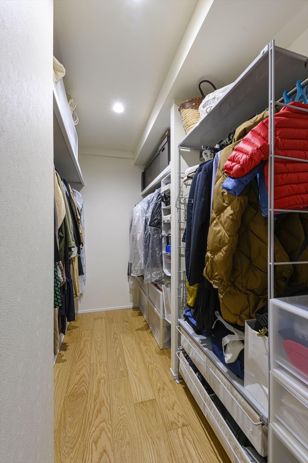 水回りを少しリビング側に移動してできたスペースと個室の一部を使って、廊下からアクセスできるファミリークローゼットをつくった。1ヶ所に収納できるので、家事時短にも。