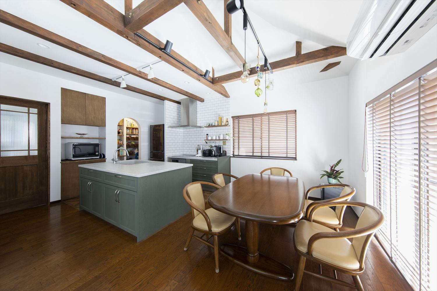 キッチンリフォームの検討から始まったリノベーション。最終的にお家全体を見直すことに。2人の時間も一人の時間も楽しめるお住まいが完成。