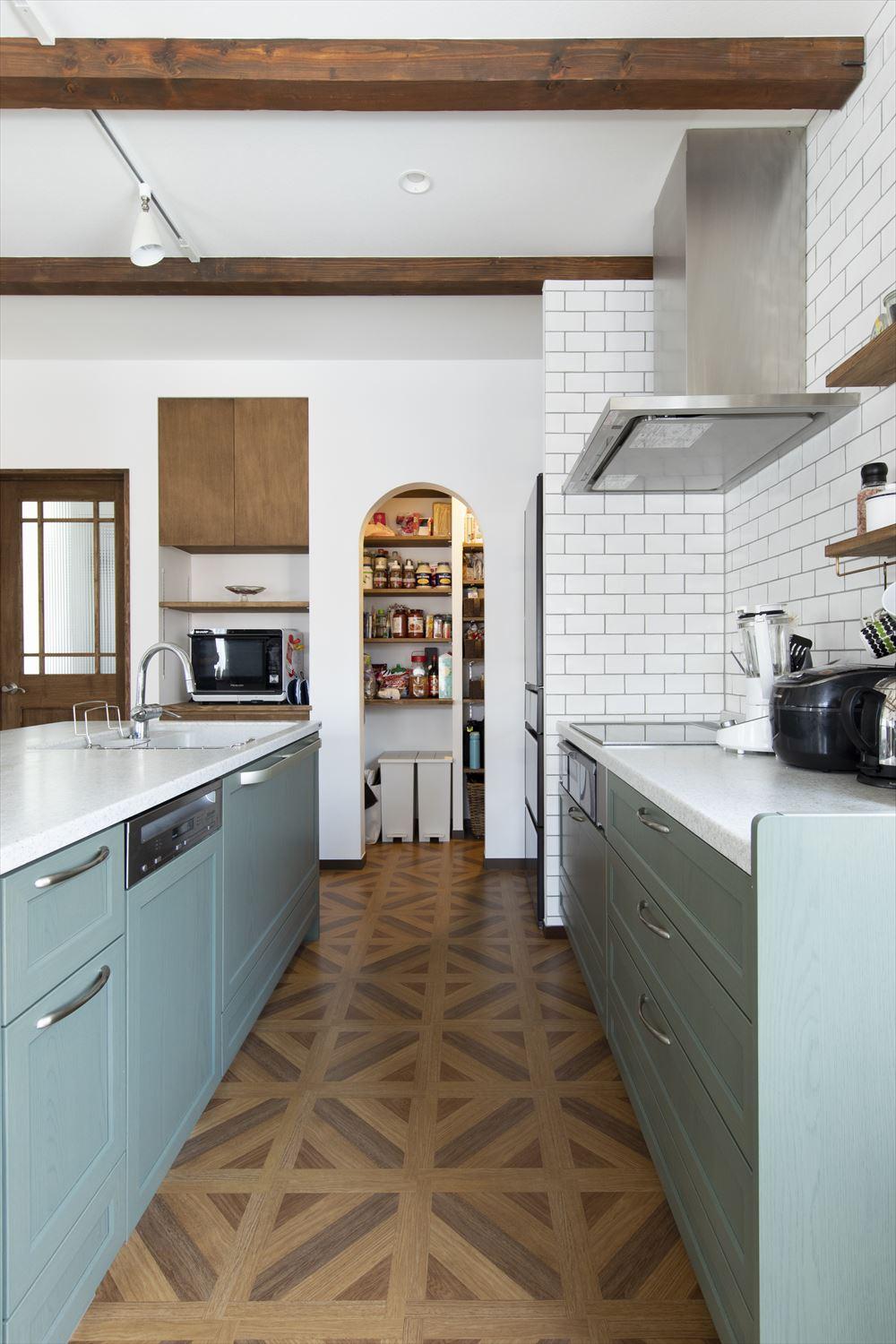 L型で閉塞感のあったキッチンは、オープンなⅡ型に変更。キッチン奥にはパントリーも設置した。調理・配膳・片付けの動線が整理され、使い勝手もアップ。