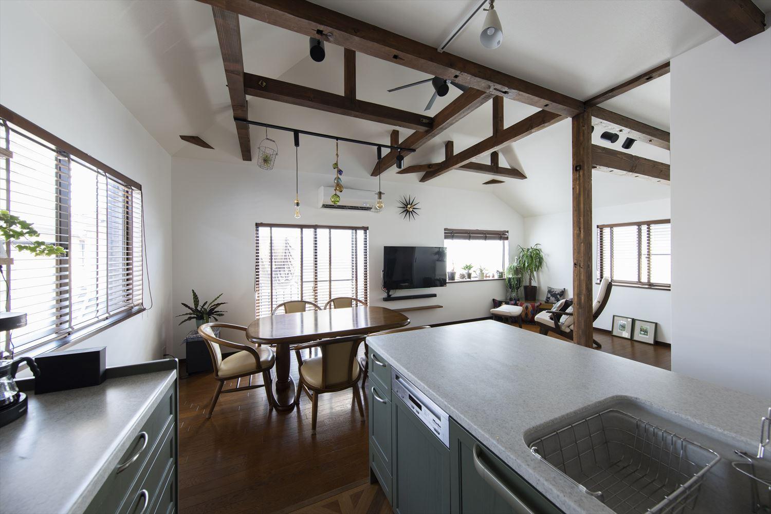 ダイニング・キッチン、リビングと別れていたスペースを繋げて、広々としたLDKに。天井を上げて高さを出したことでより開放感のある空間になった。