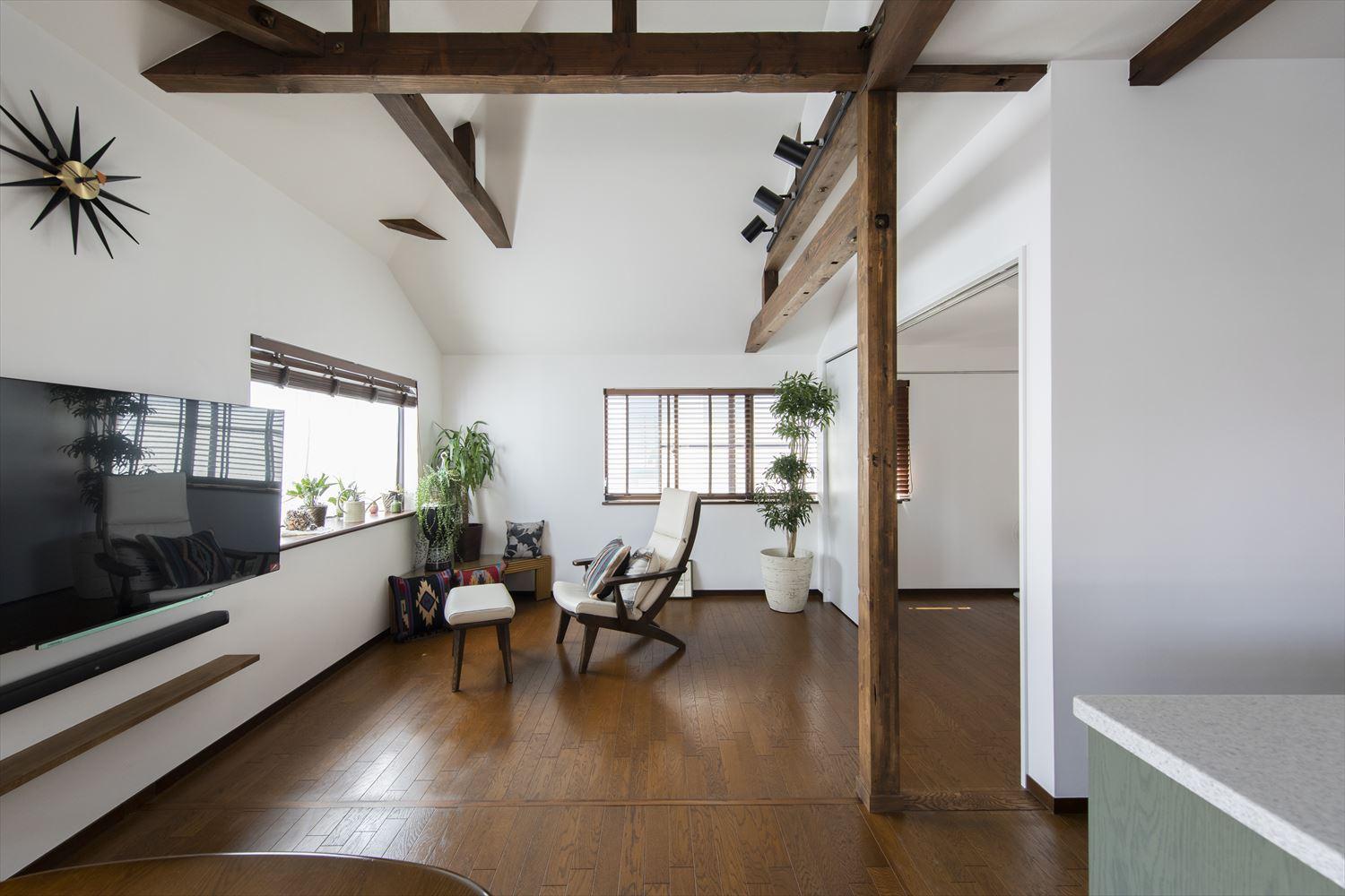 リビングを個室としても活用していたため、リビングの一部は奥さまのお部屋として残した。普段は開け放して広々と、引き戸を閉めれば落ち着ける個室に。