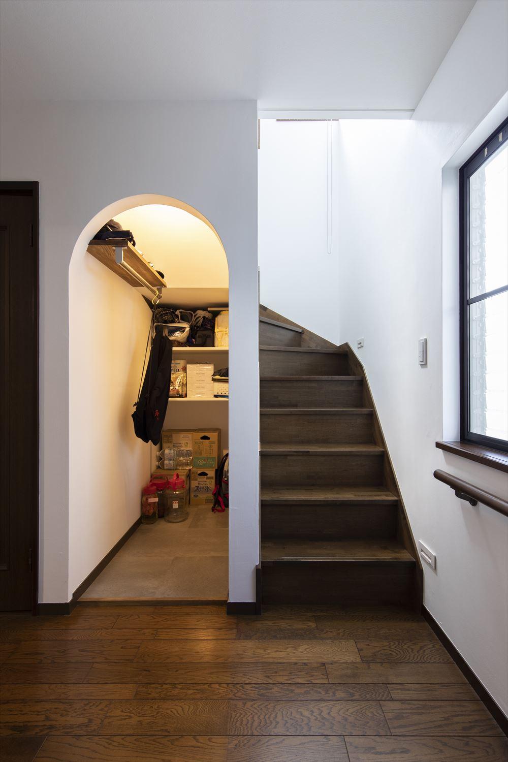 1階階段横の収納はもともと扉があり、使いづらさが気になっていた。そこで扉を撤去し、中には可動棚を設けて使い勝手を向上。