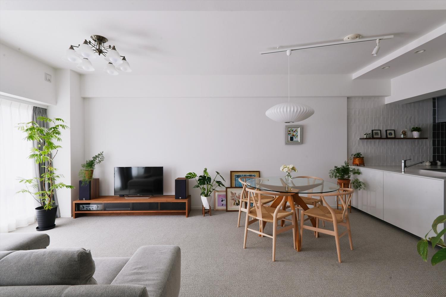 クローズドだったキッチンは設備交換と合わせて、オープンなL型に変更。一体感のあるLDKになった。リビング・ダイニングの床はこれから揃えていくアンティーク家具にあわせやすいグレイッシュなカーペットに。