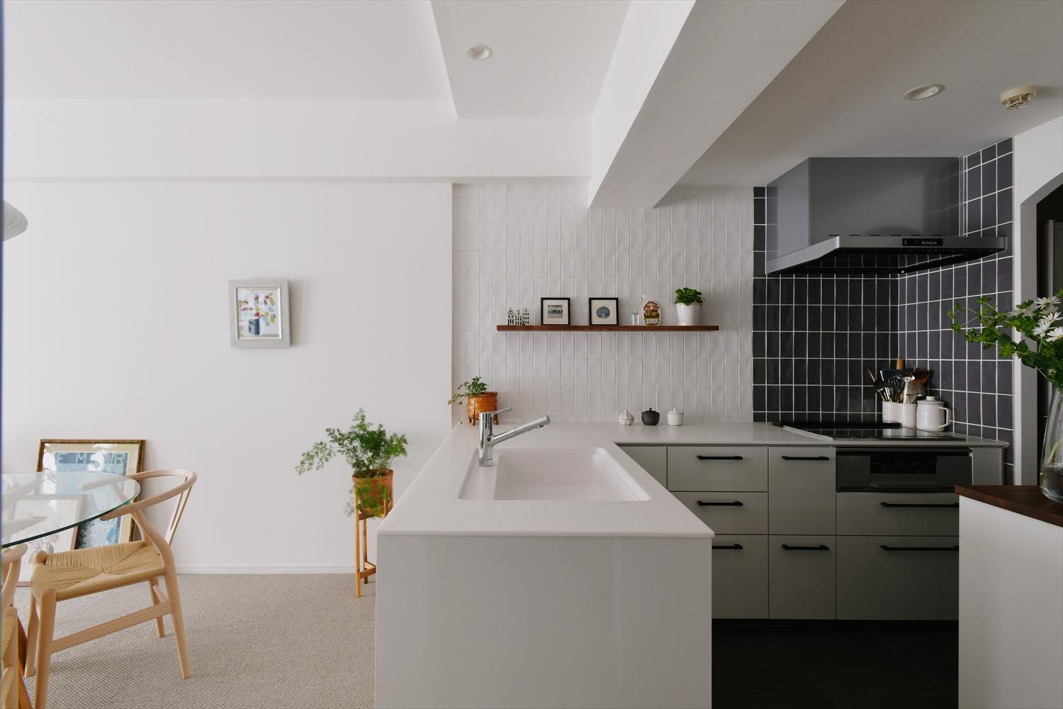 リビング・ダイニングとつながるオープンなキッチンで、料理も片付けも楽しく。キッチンに貼ったタイルはSNSを見て受けたインスピレーションを参考に、こだわりの貼り方を。