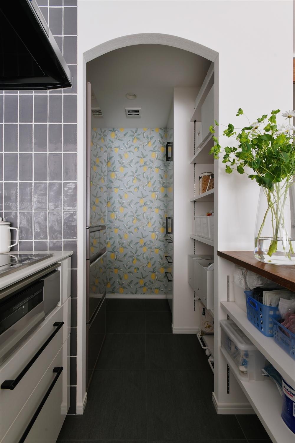 キッチンの奥には冷蔵庫、家電、カップボードまで収まるパントリーを新設。キッチン背面にもカウンター収納を造作し、細々したものも片付けやすく。いつでもスッキリなキッチンを保てる。