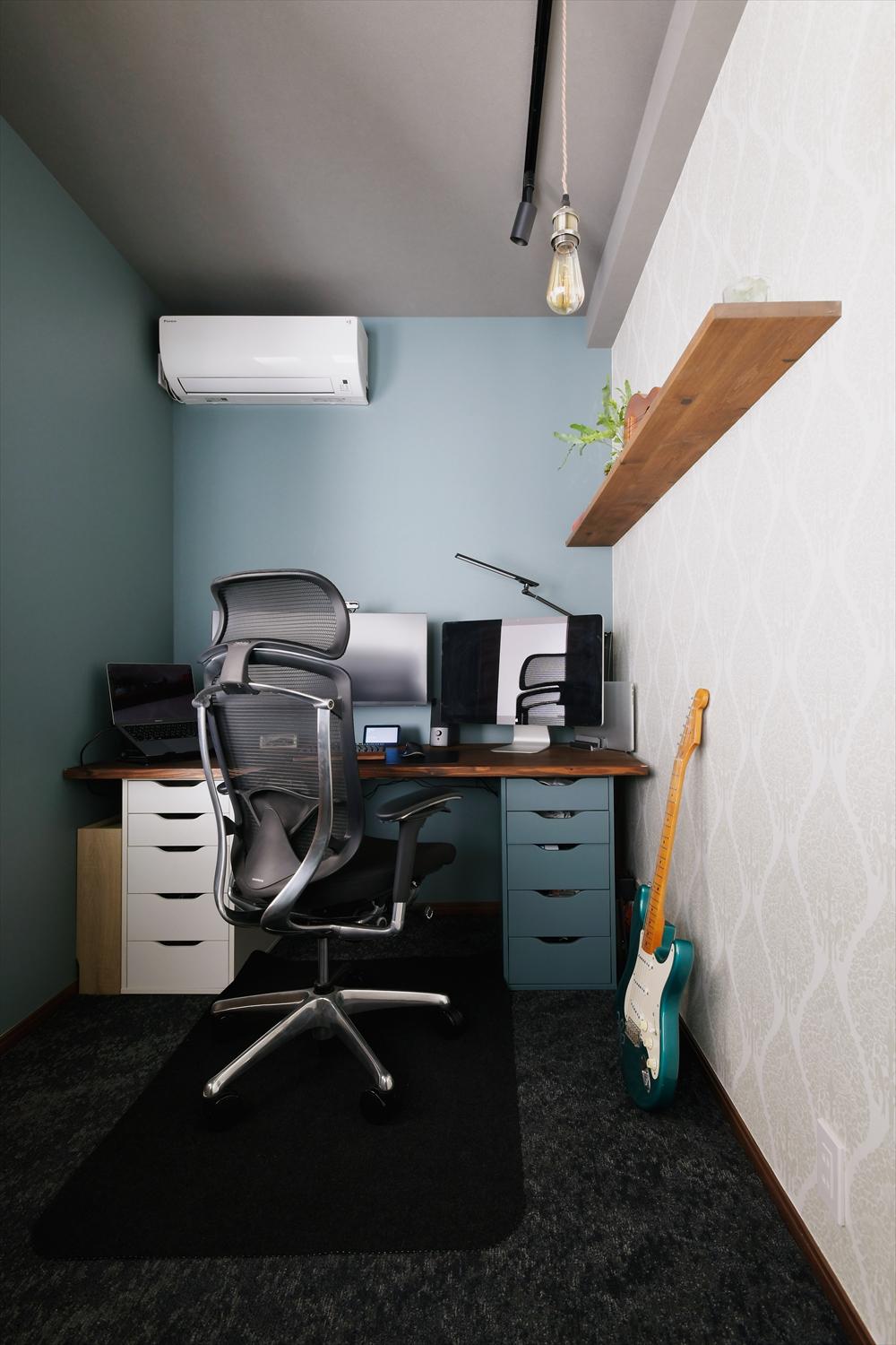 これまで使っていたデスクなどをそのまま使えるよう、スペースを確保しつつ斜めの空間を構築。アクセントクロスやライティングでリビングとは雰囲気の異なる隠れ家のような書斎を実現。