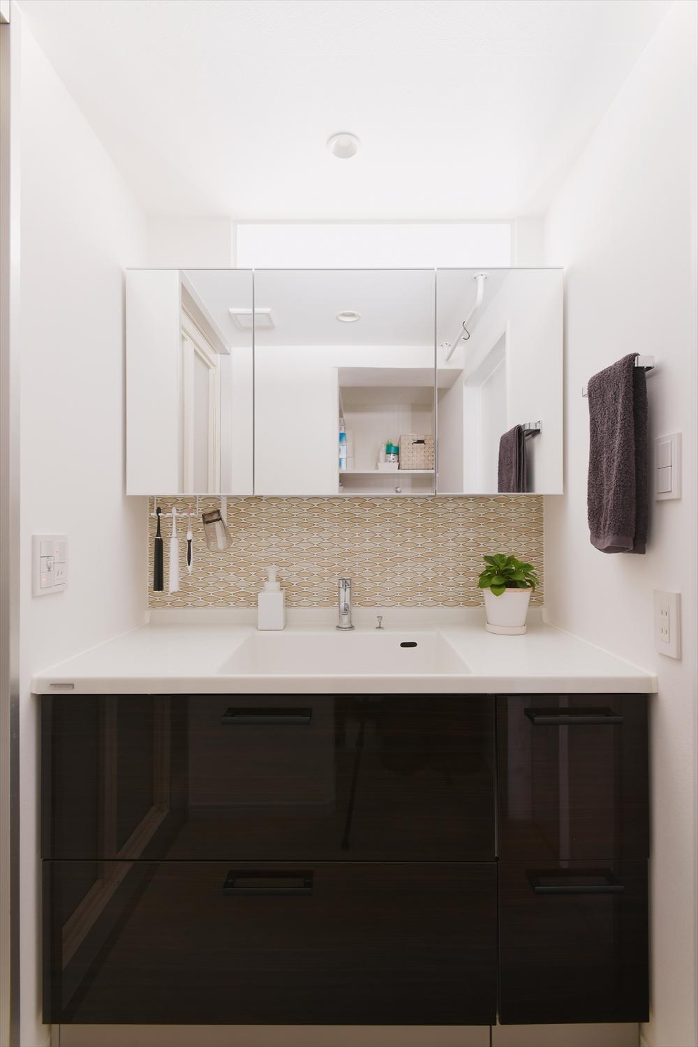 暗さが気になっていた洗面にはリビングからの光が届くよう、上部に室内窓を設置。明るく快適な洗面・脱衣所に。