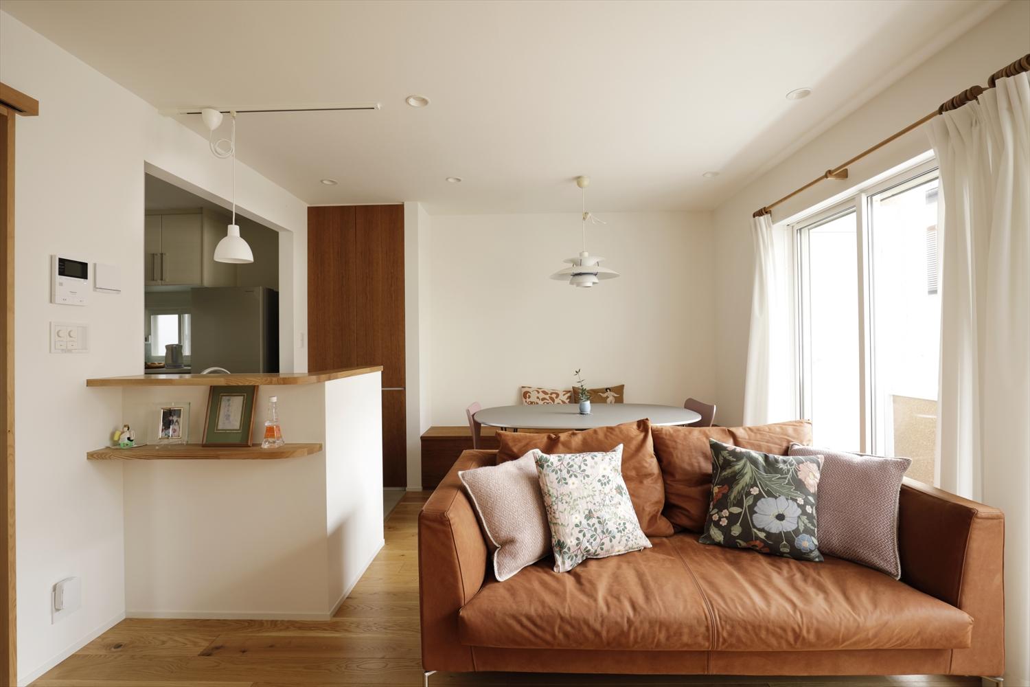 独立・壁付けだったキッチンは向きを変えて、ダイニング側にすこし移動。一体感のあるLDKに。