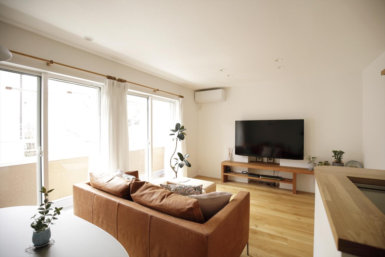 今までは、キッチンに立つとテレビが見られなかったが、向きを変えたことで洗い物をしながらテレビを楽しめるようになった。