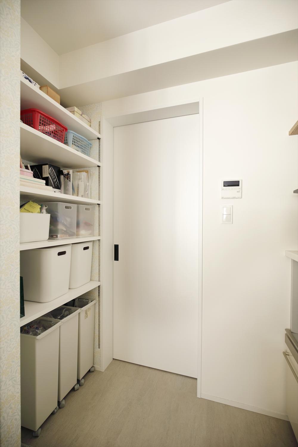 パントリーとユーティリティスペースは引き戸で仕切ることも可能。