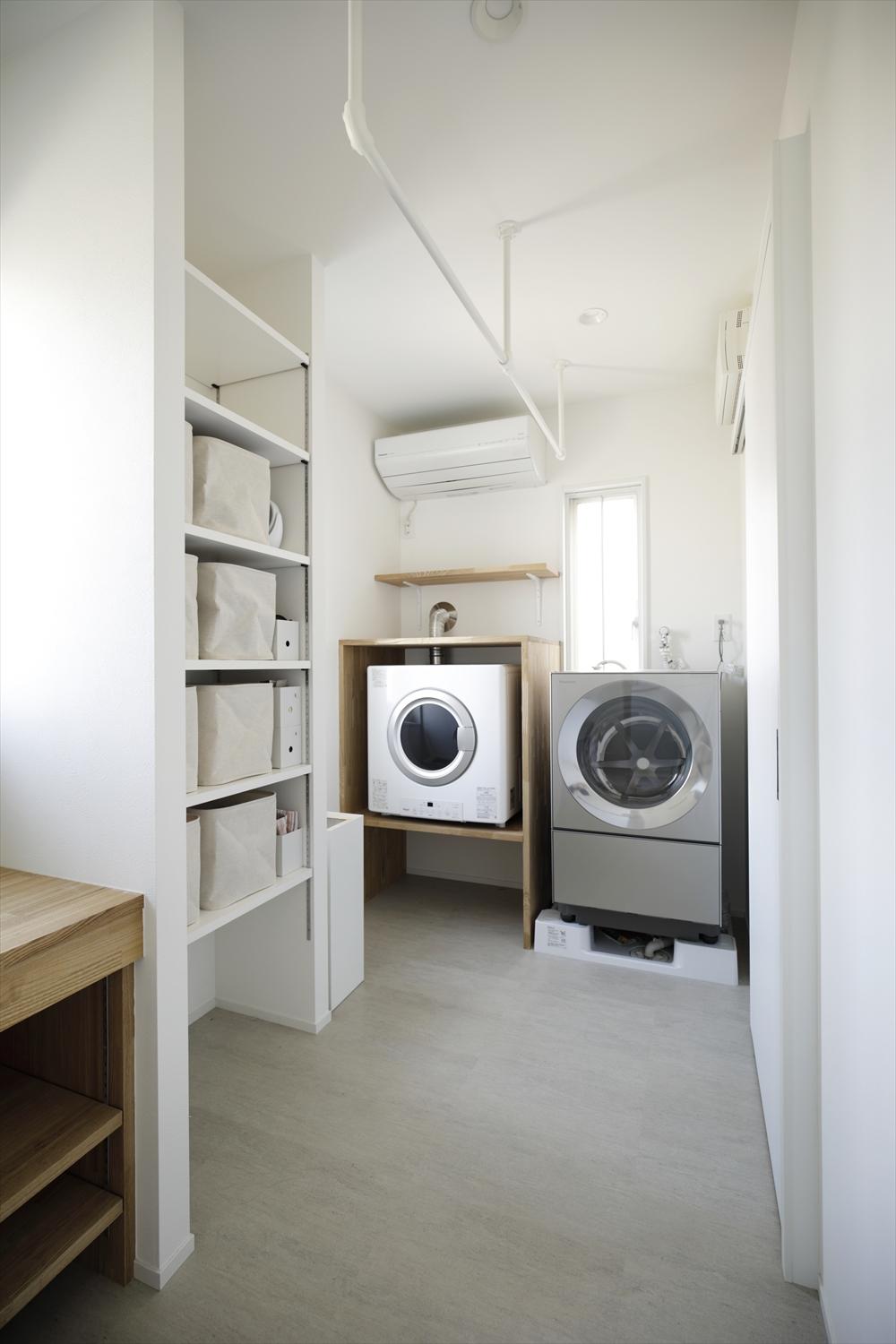 分かれていた洗面室とユーティリティを繋げて、広さを確保した洗面・脱衣所。脱ぐ→洗濯→干すが一箇所で行えるのも便利。