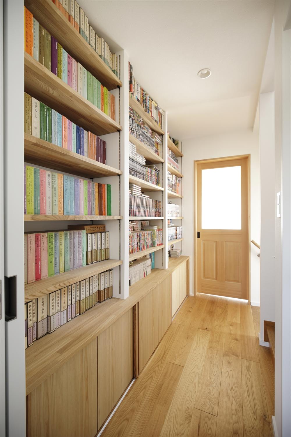 2階の廊下には壁一面の本棚を造作。