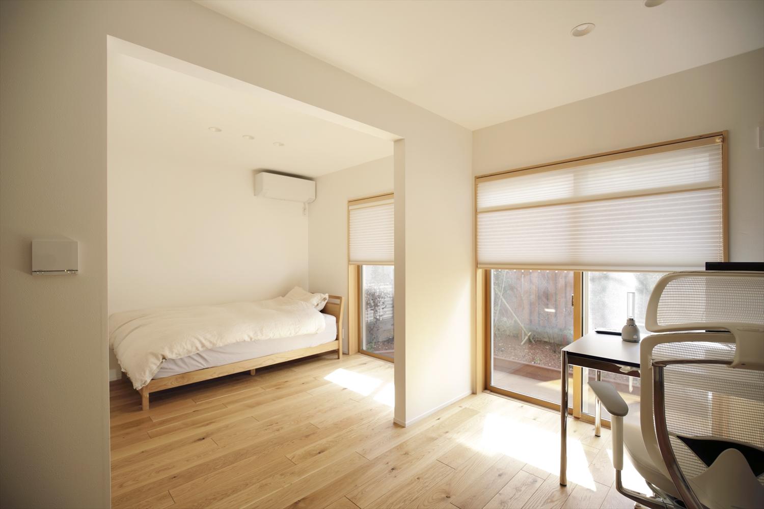 1階は細かく分かれていた個室・納戸をまとめて、夫の職住一体空間に。