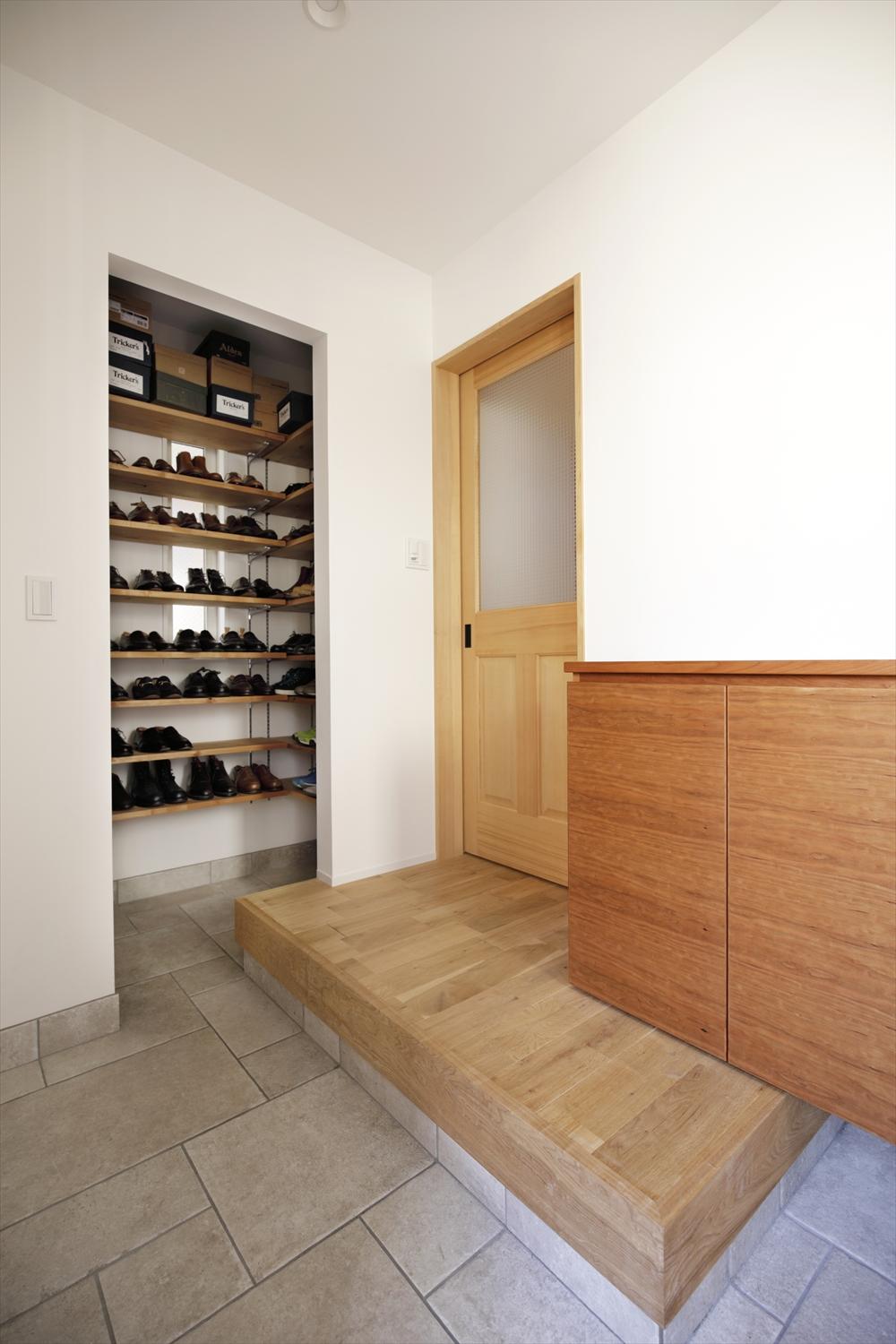 玄関は土間を広げて、駐車場だった部分の一部を使いシューズインクローゼットを新設。家族でのお出かけもスムーズに。