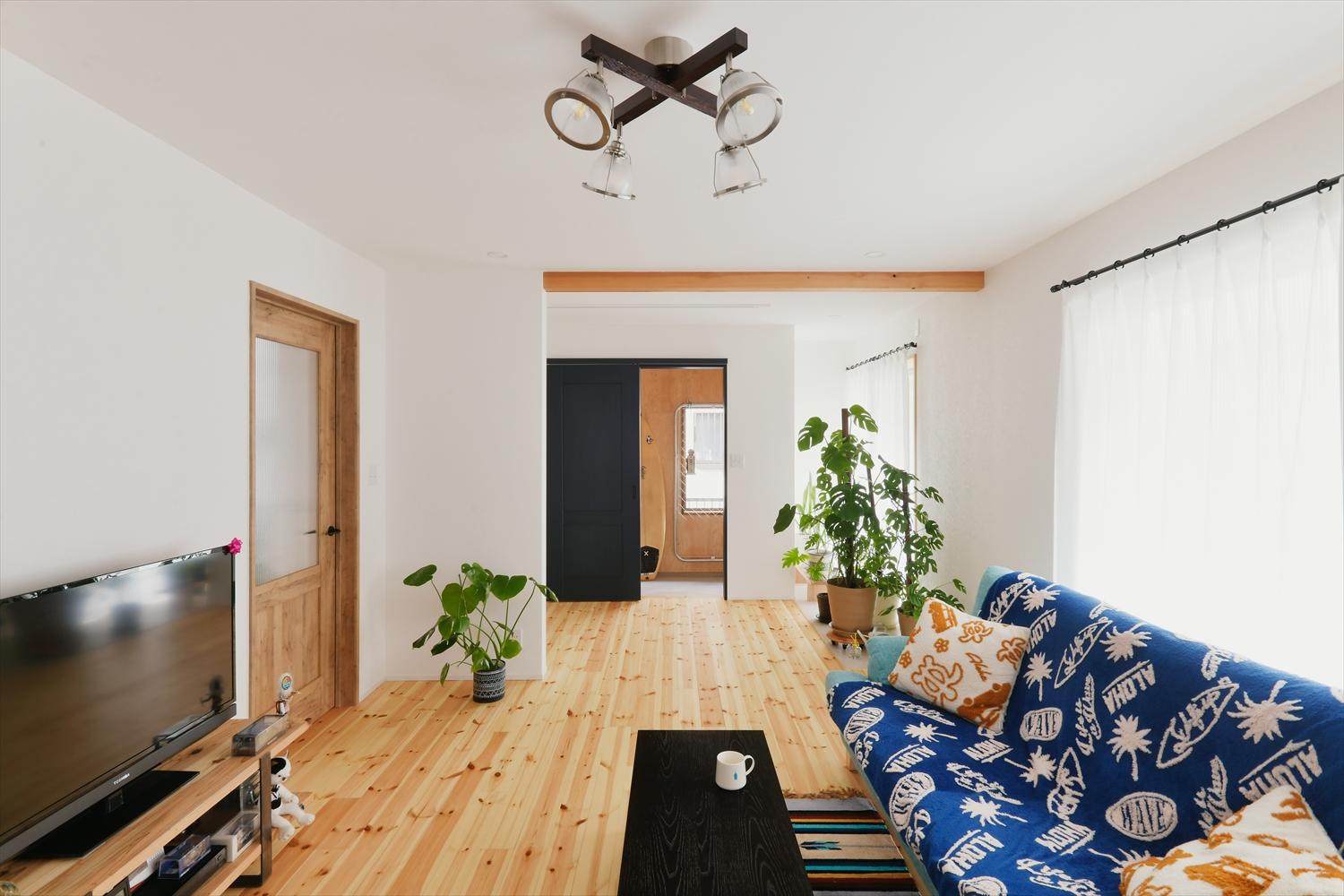 リビング横の和室はワークスペースと土間収納スペースに。ワークスペースとの間仕切りの引き戸を普段は開け放って広々と開放的なリビングに