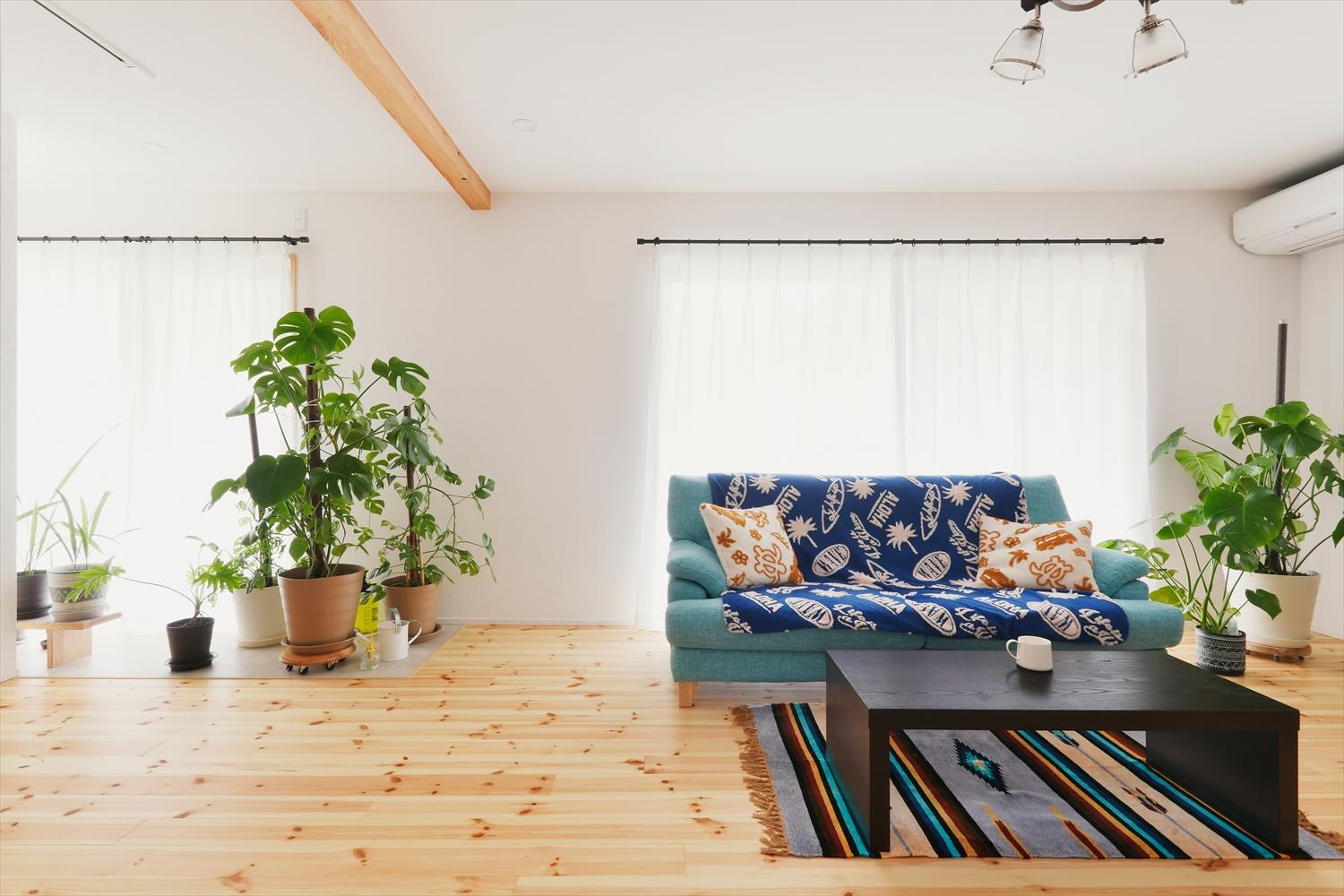 ワークスペースの一部の床にフロアタイルを敷いて、インナーテラスに。引き戸を開け放てば、リビングから日差しを浴びた観葉植物を楽しめる