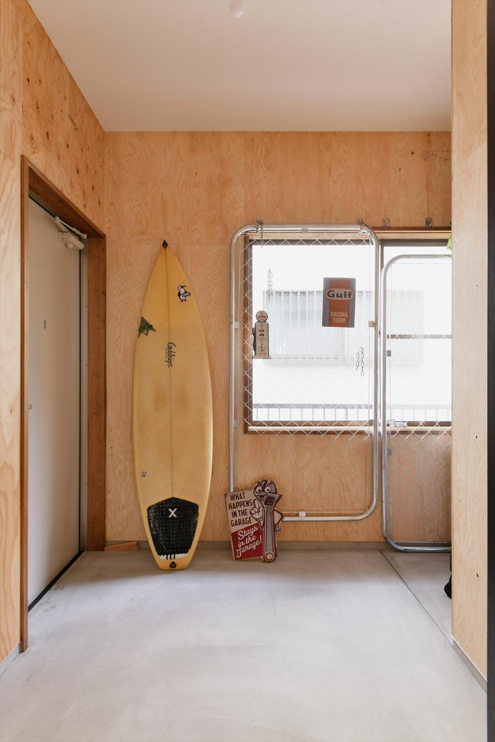 和室の一部を改修した土間収納。駐車場に直接アクセスできるドアを設けて、荷物の出し入れをスムーズに。