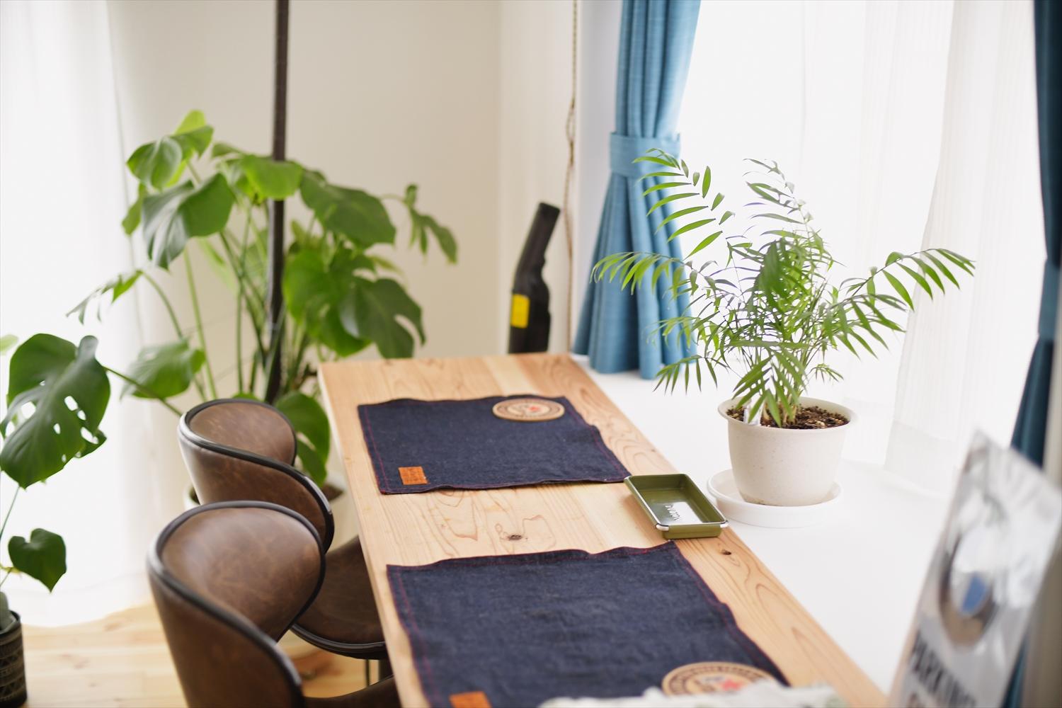 出窓を活用したリビングのカウンターテーブルはお施主様のDIY