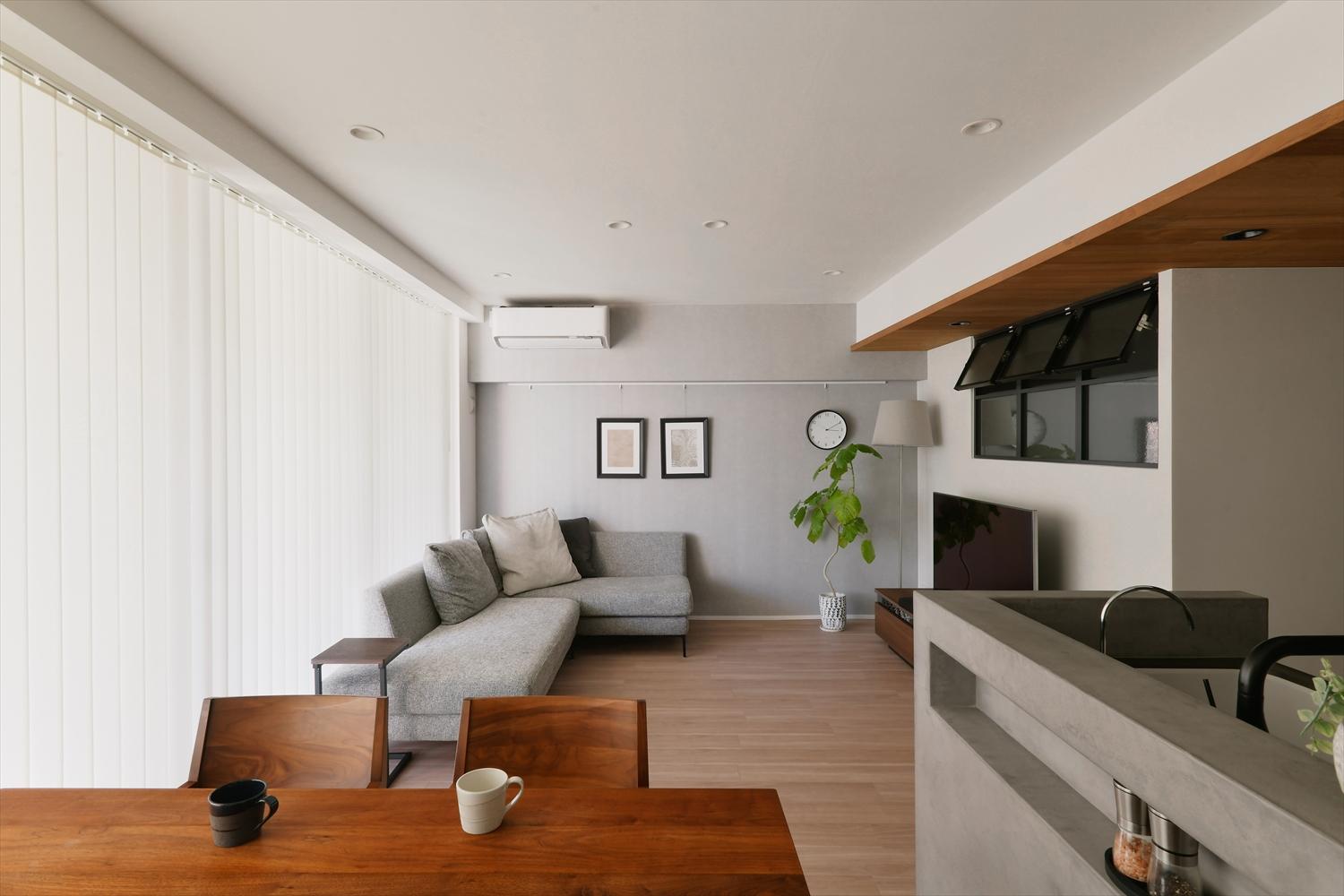 隣接する和室の一部を取り込んでリビングを拡張。希望だったL型のソファを置いてもゆとりのある空間に。床暖房を入れて、家族が集まるくつろぎに暖かさをプラス。個室との間仕切り壁は珪藻土で仕上げた。