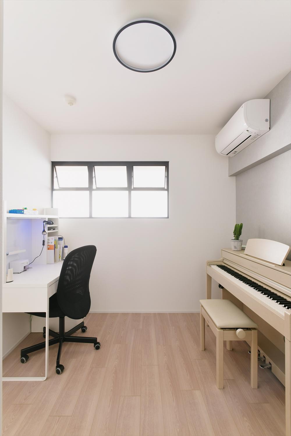 リビング横の和室を子ども室に改修。リビング側に開閉できる室内窓を設けたので、バルコニーからの光と風が届く。リビングの梁下を延長した隠蔽配管でエアコンも設置できた。