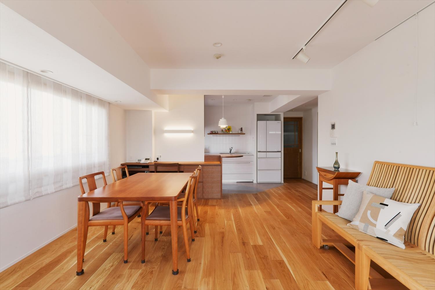 キッチンの間仕切り壁を撤去し、廊下も取り込んで開放感のあるLDKを実現。