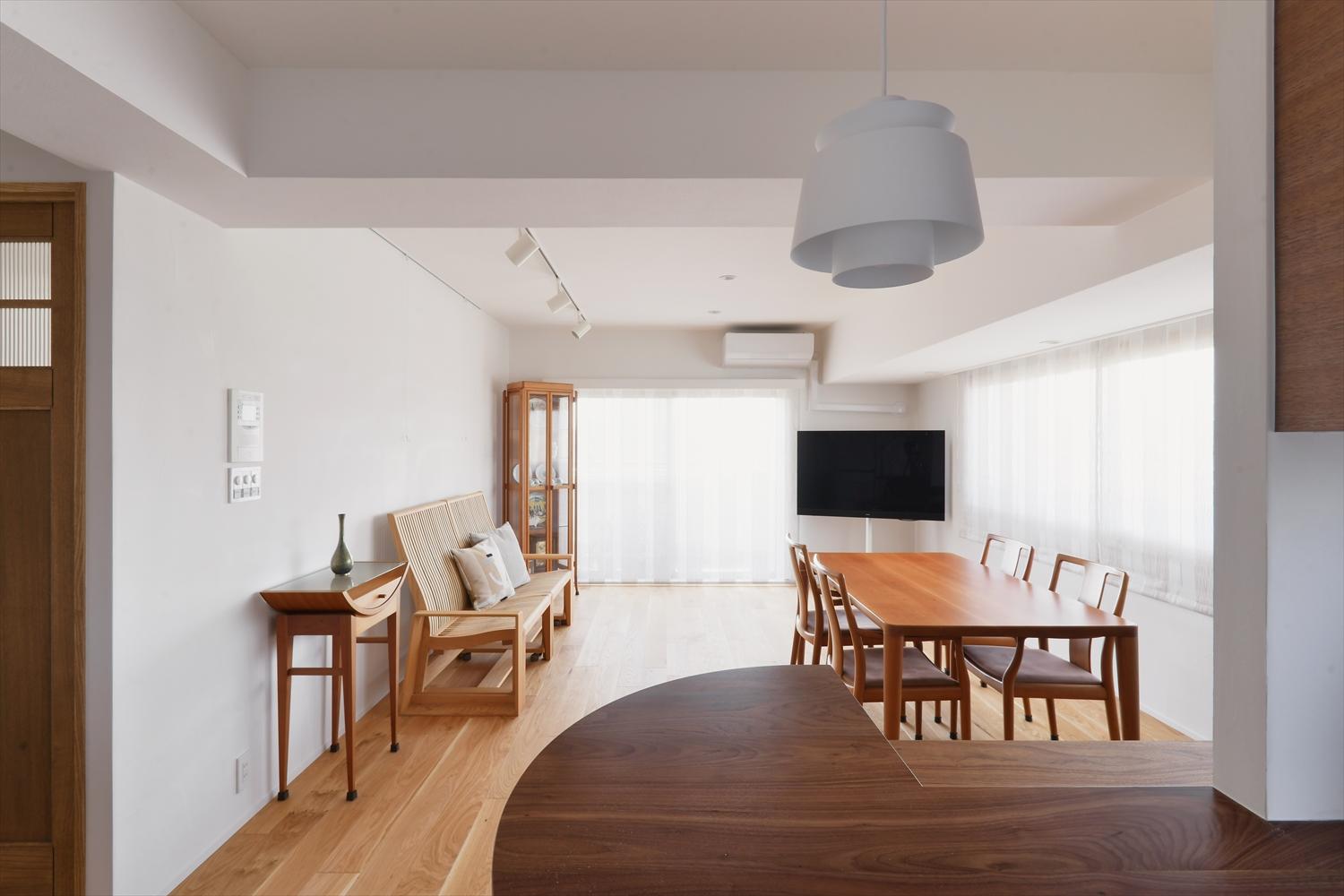 キッチンからみたリビング・ダイニング。