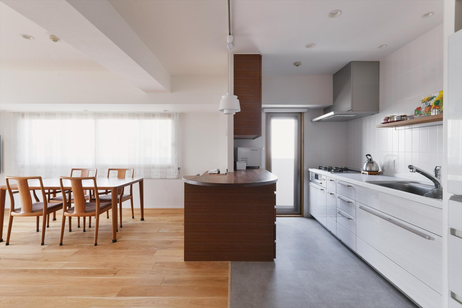 独立していたキッチンに光と風を届けるため、間仕切り壁の一部を撤去。キッチン設備の配置は変わらないが、明るく開放感のあるキッチンに。