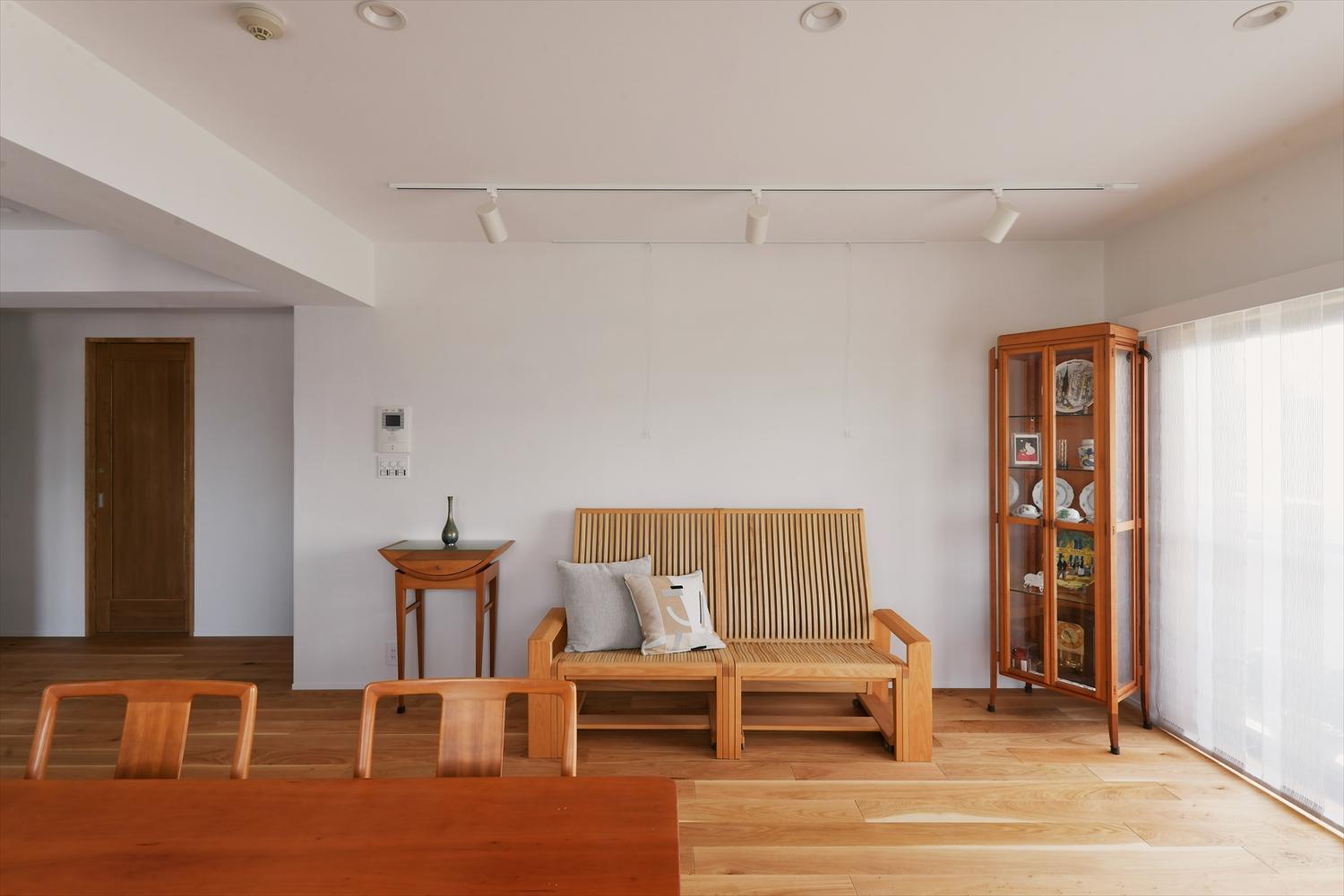 壁は珪藻土、床は床暖房対応のオーク三層フローリングを採用。自然素材の質感や、自然素材がつくる空気が心地よいお住まい。