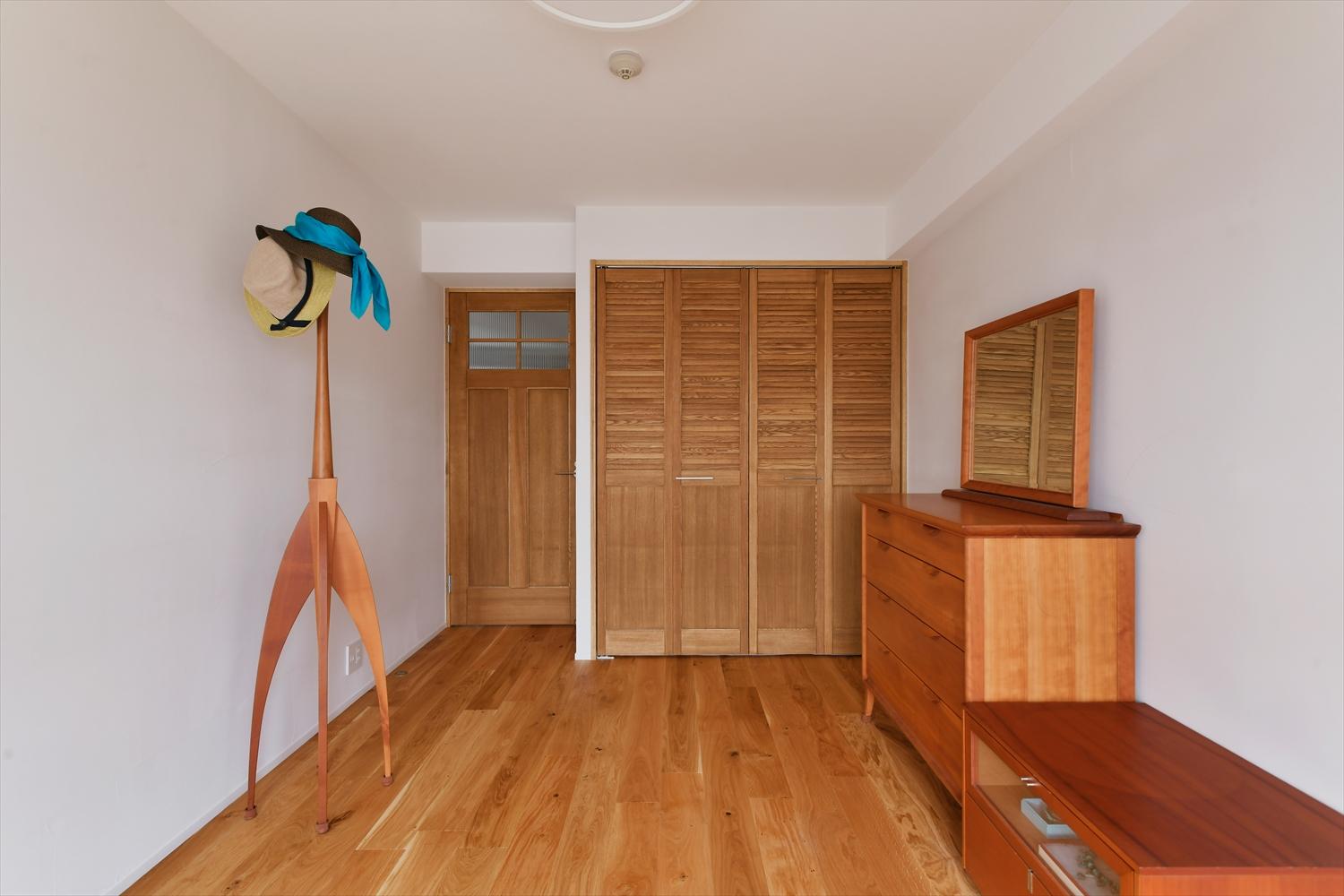 洋室の壁にも珪藻土を採用。仕上げの前に現場で職人さんと仕上げパターンを確認して決定。お施主様、職人さんとともに作り上げた。