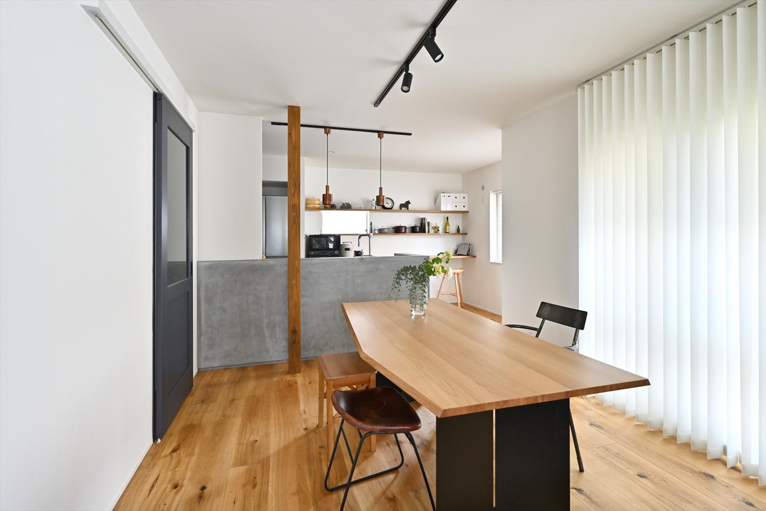 木×セメントが絶妙なバランスで仕上がったLDK