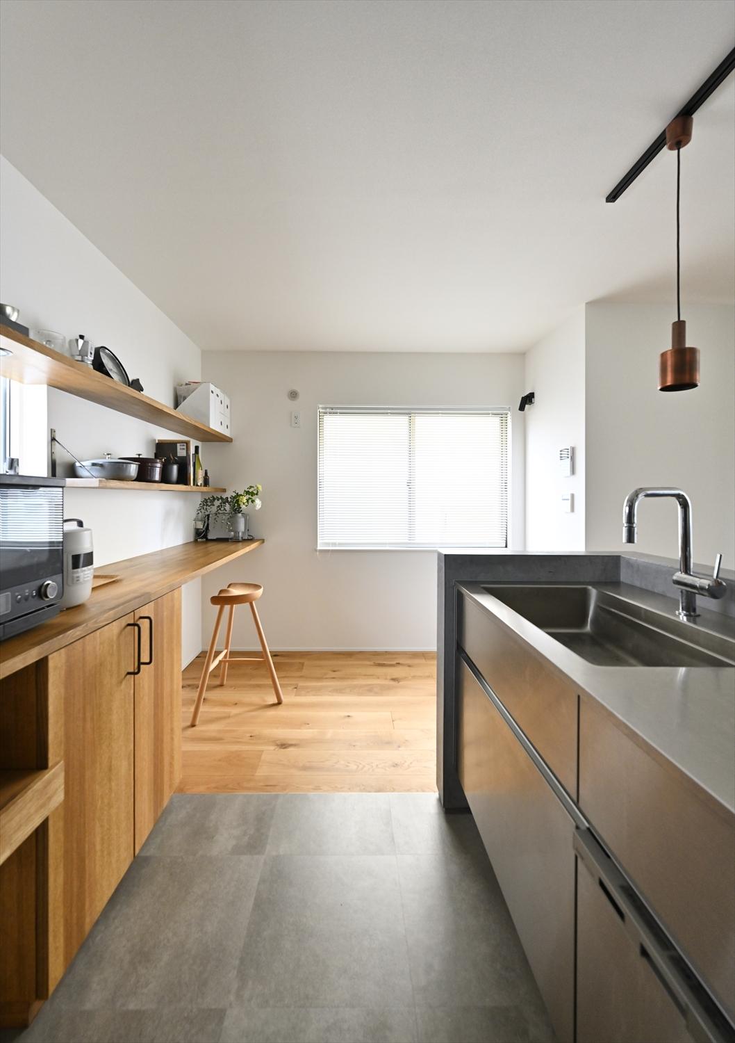 キッチン横のスペースはピアノを置いたり、将来お子さんのワークスペースにしたりと必要に応じて用途を変えられるフリースペース。