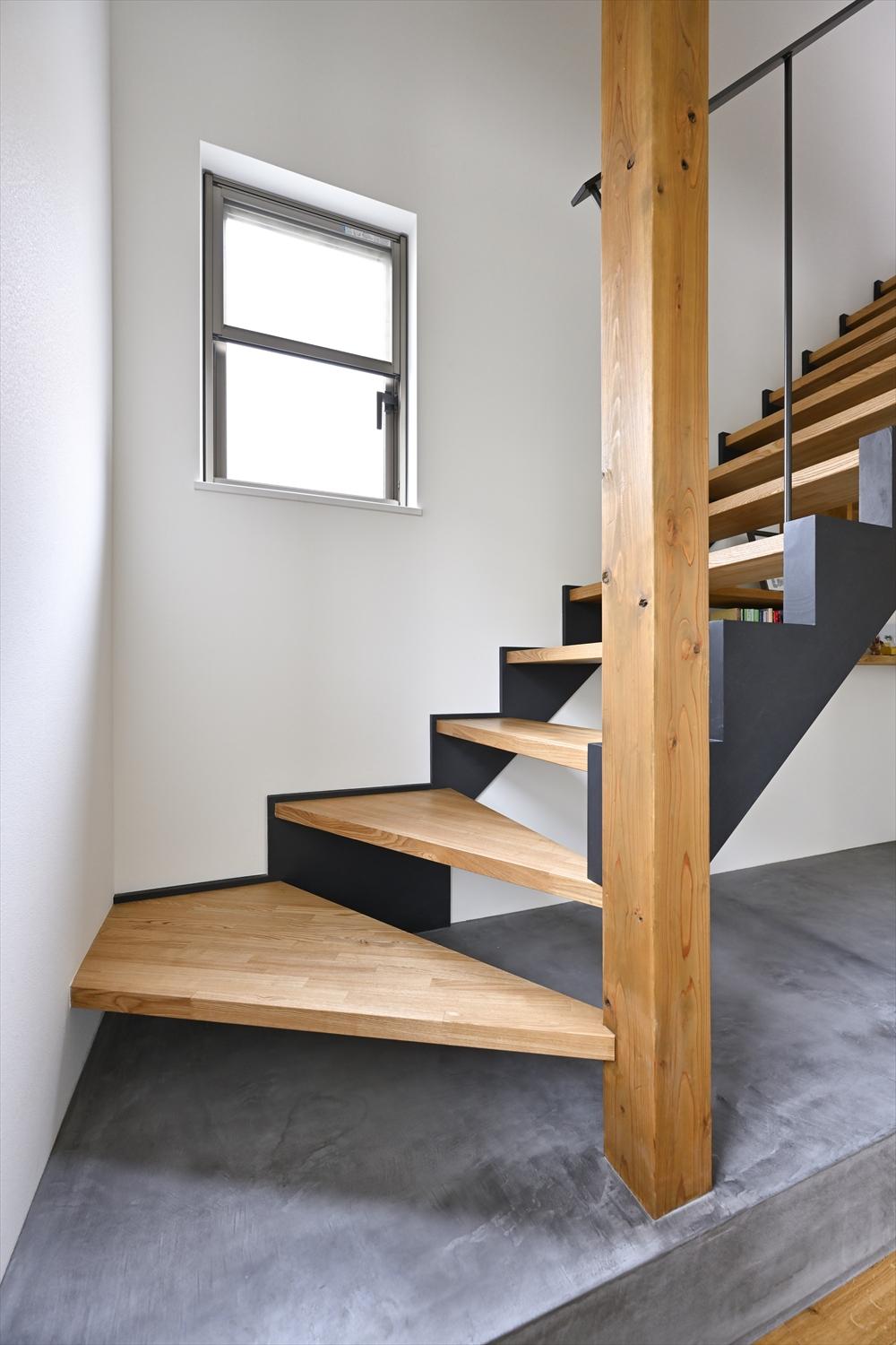 階段は蹴込み板もなくして、鉄骨スケルトン階段のように。リビングの２つ目のフォーカルポイントになっている